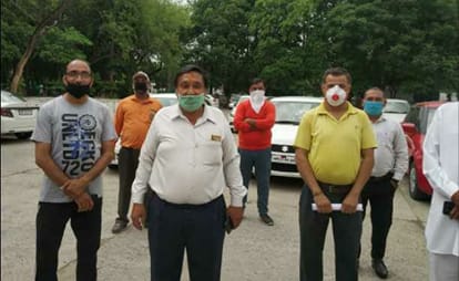 जानकारी देते उद्योग व्यापार मंडल के सदस्य।